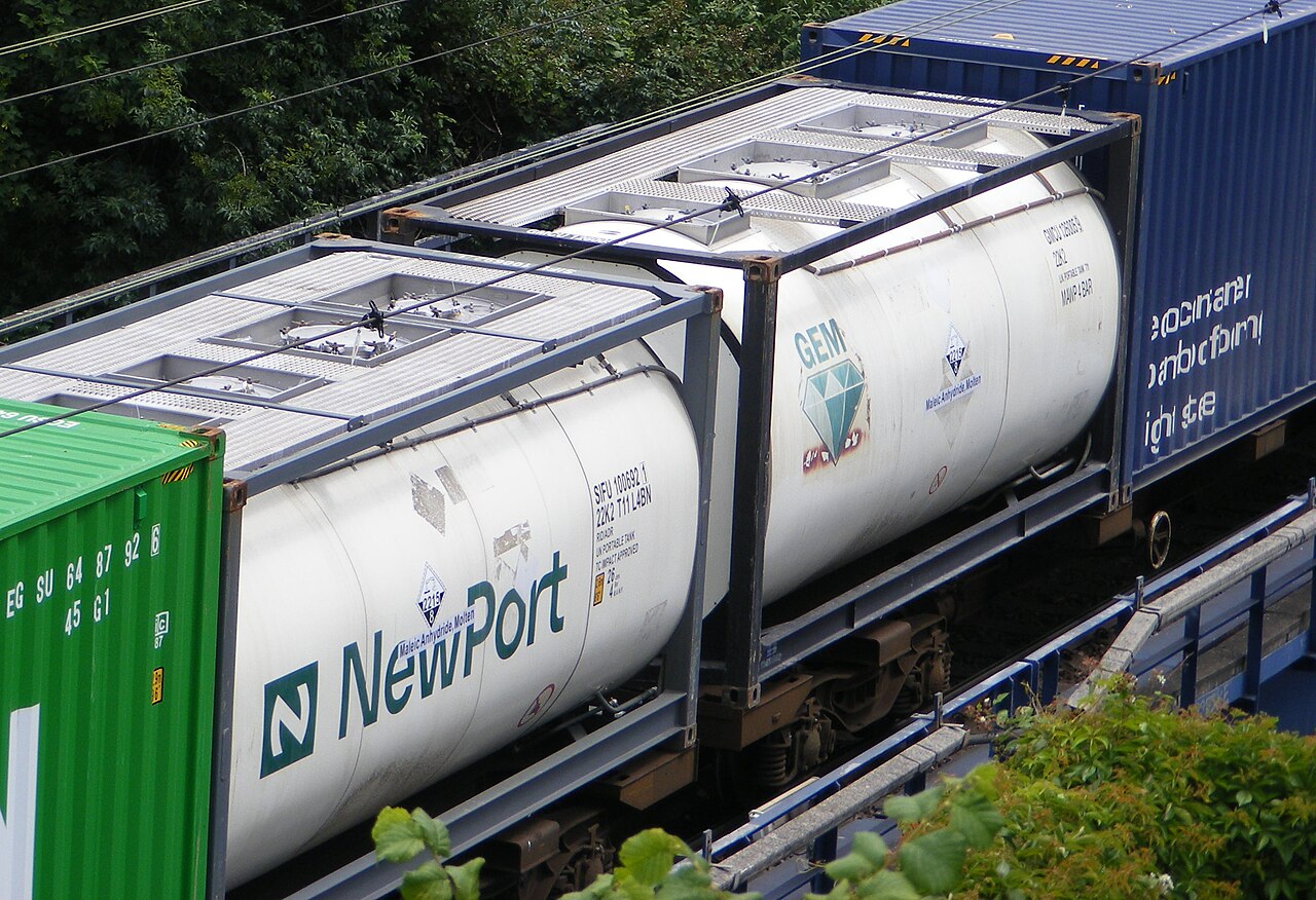 铁路运输中的NewPort罐式集装箱（真实资料图）