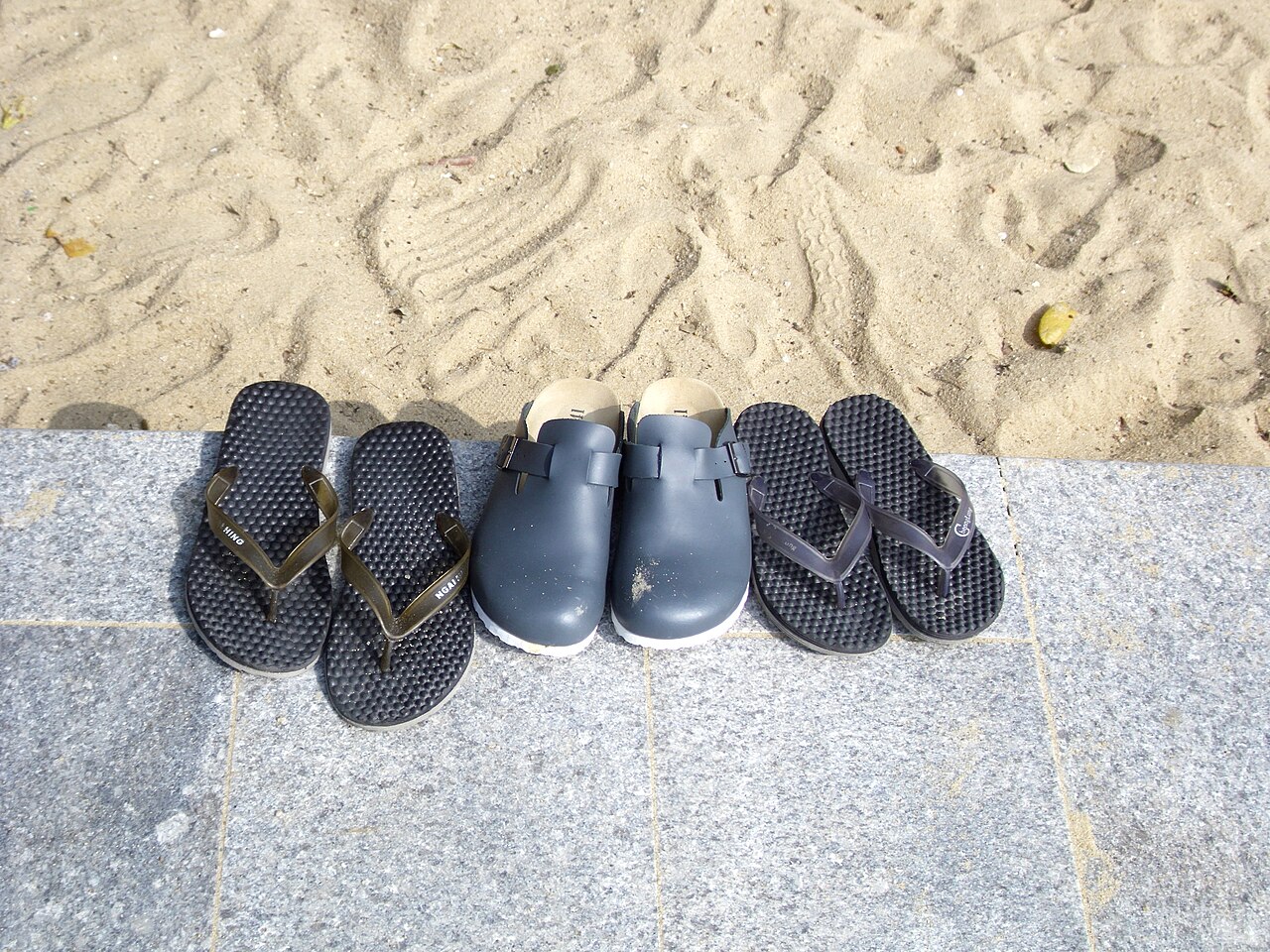 香港屯门Butterfly Beach的黑色夹脚拖鞋和凉鞋（2012年资料）（真实资料图）