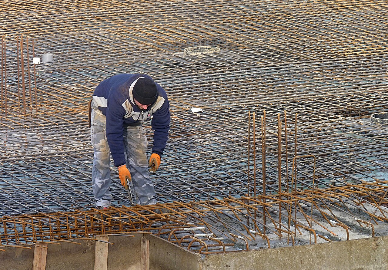 比利时工地工人绑扎钢筋的应用场景（2013年资料）（真实资料图）