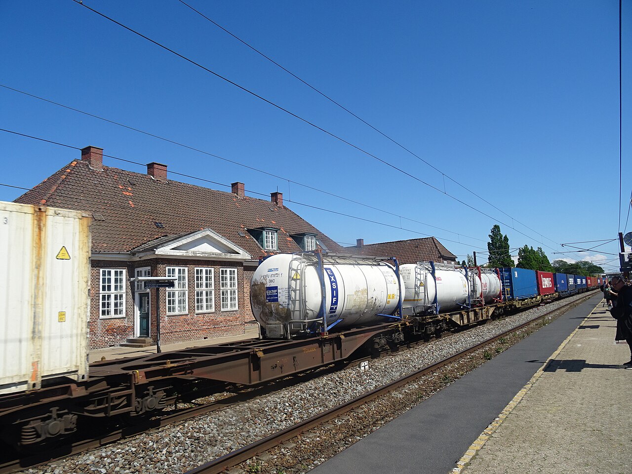 Hedehusene站的Hector Rail罐式集装箱货运列车（真实资料图）