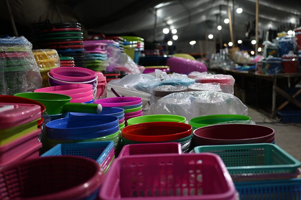 货摊上不同颜色的塑料篮、碗与容器（真实资料图）