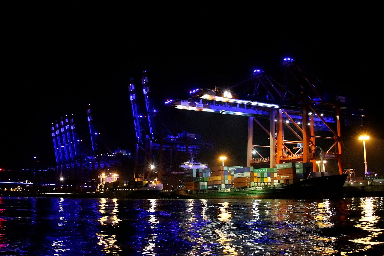 汉堡港EUROGATE集装箱码头夜间岸桥（真实资料图）