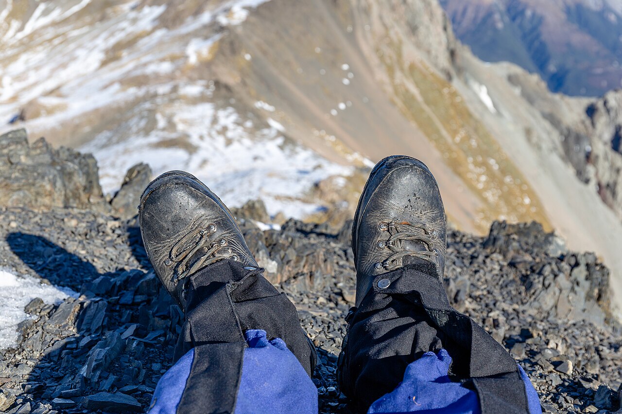 新西兰坎特伯雷Avalanche Peak步道上穿着的登山靴（2021年资料）（真实资料图）
