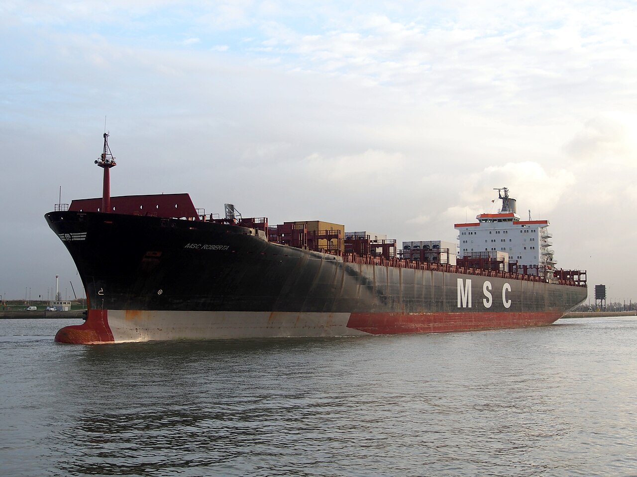 比利时安特卫普港MSC Roberta集装箱船的另一拍摄机位（真实资料图）