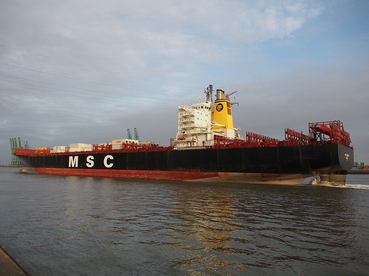 安特卫普港MSC Roberta集装箱船的侧舷（真实资料图）