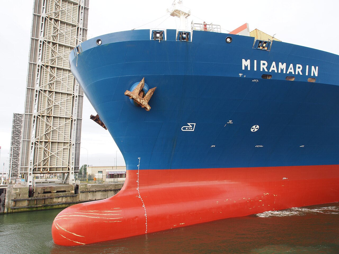 2015年7月安特卫普港Miramarin货船船艏与岸边设备（真实资料图）