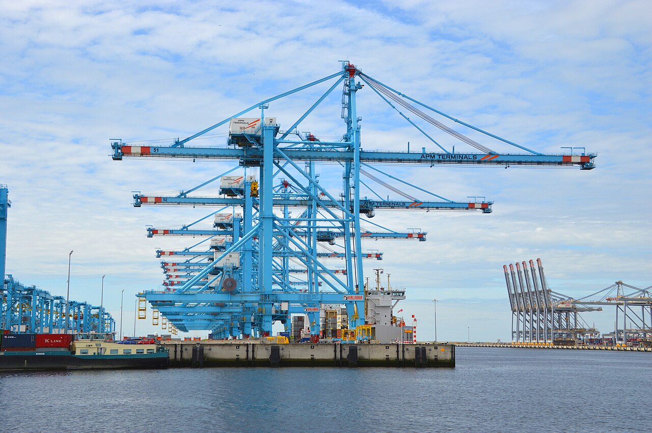 鹿特丹Maasvlakte的APM集装箱码头岸桥(真实资料图)