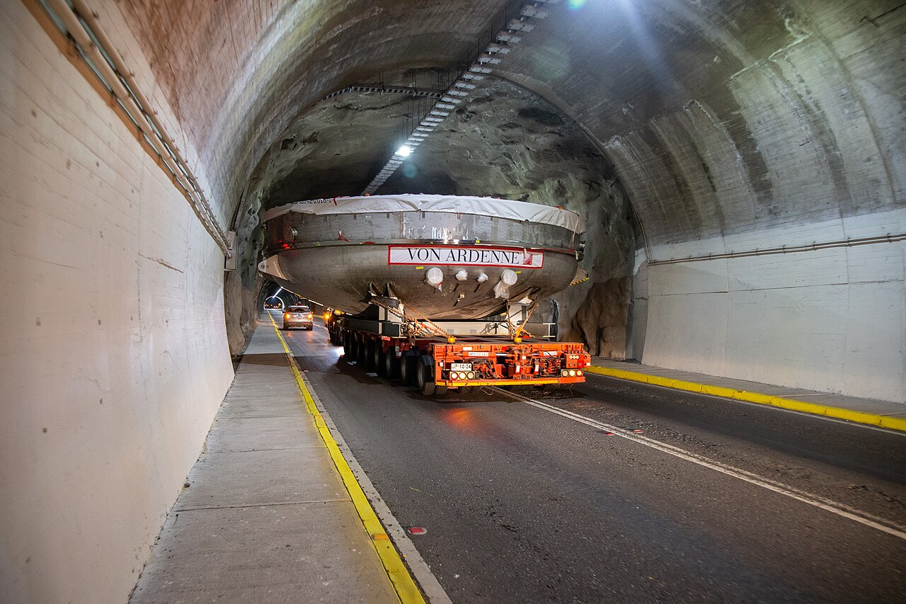 智利埃尔基河谷隧道内运送LSST镀膜室的大件运输车(真实资料图)