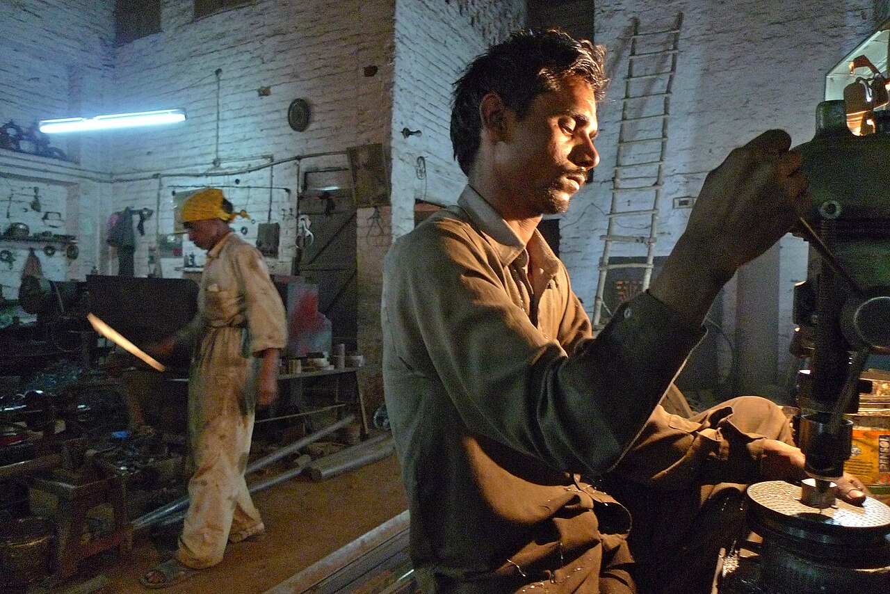 2009年印度阿姆利则机床厂工人操作机床（真实资料图）