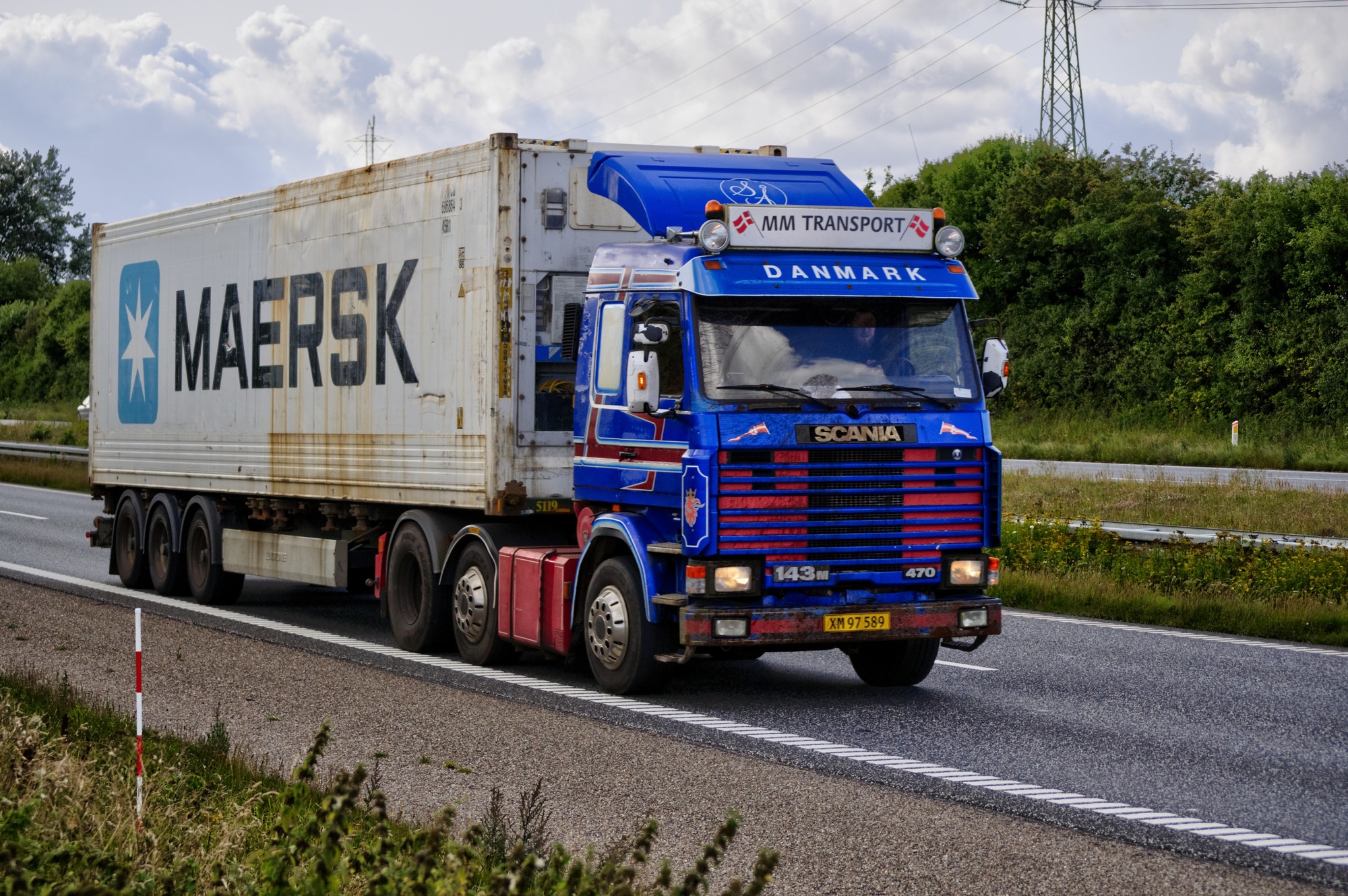 2017年8月25日丹麦奥胡斯Viby的501号公路上运输Maersk集装箱的Scania卡车(真实资料图)