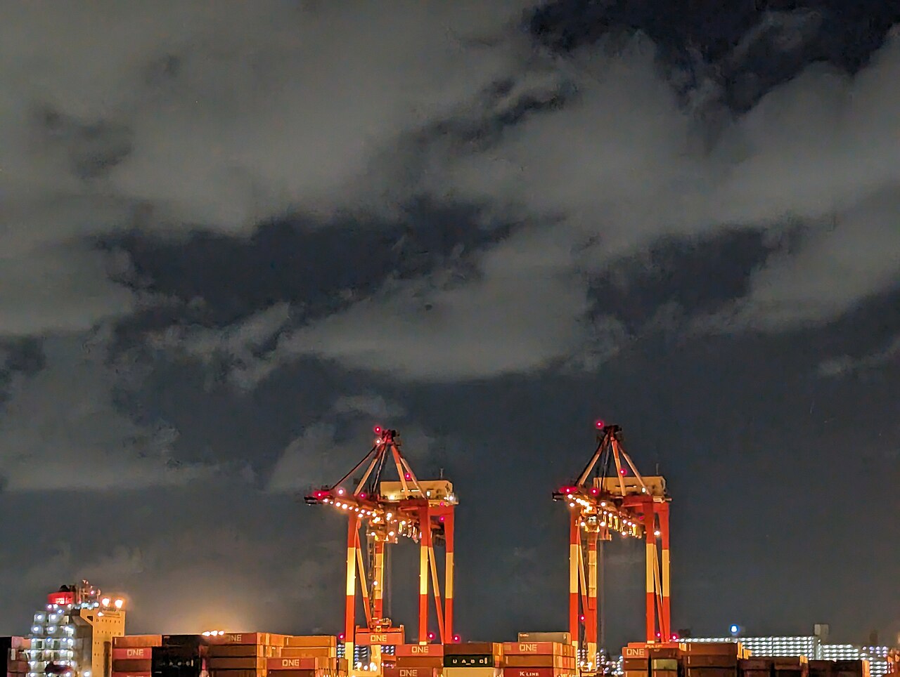 东京湾集装箱岸桥的夜间场景（真实资料图）