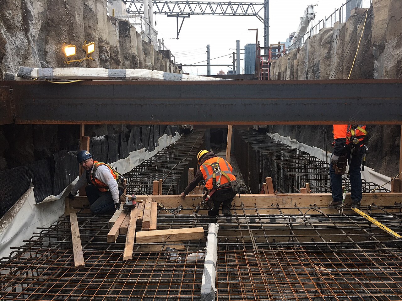 铁路工程楼板钢筋的下游安装与绑扎场景(2018年资料)(真实资料图)