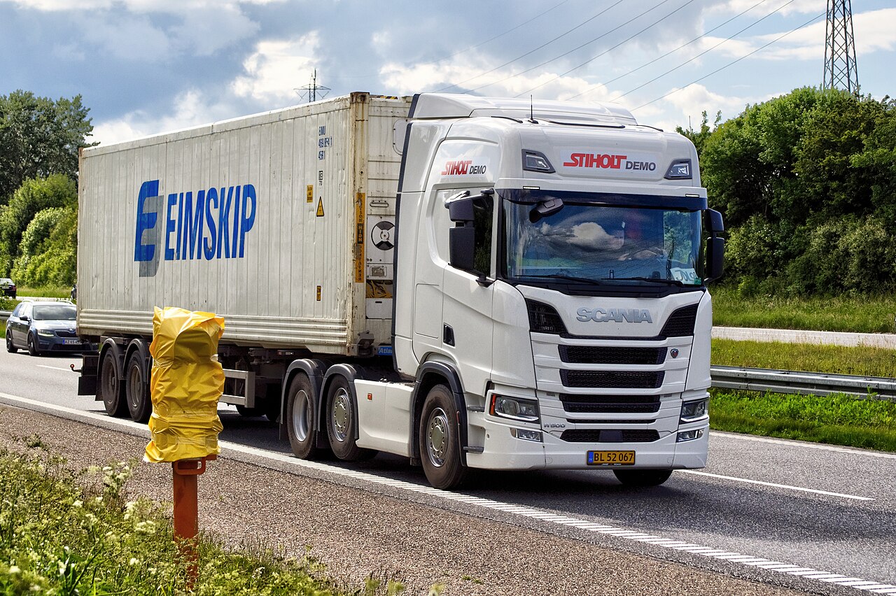 2017年丹麦Viby公路上的Scania集装箱卡车