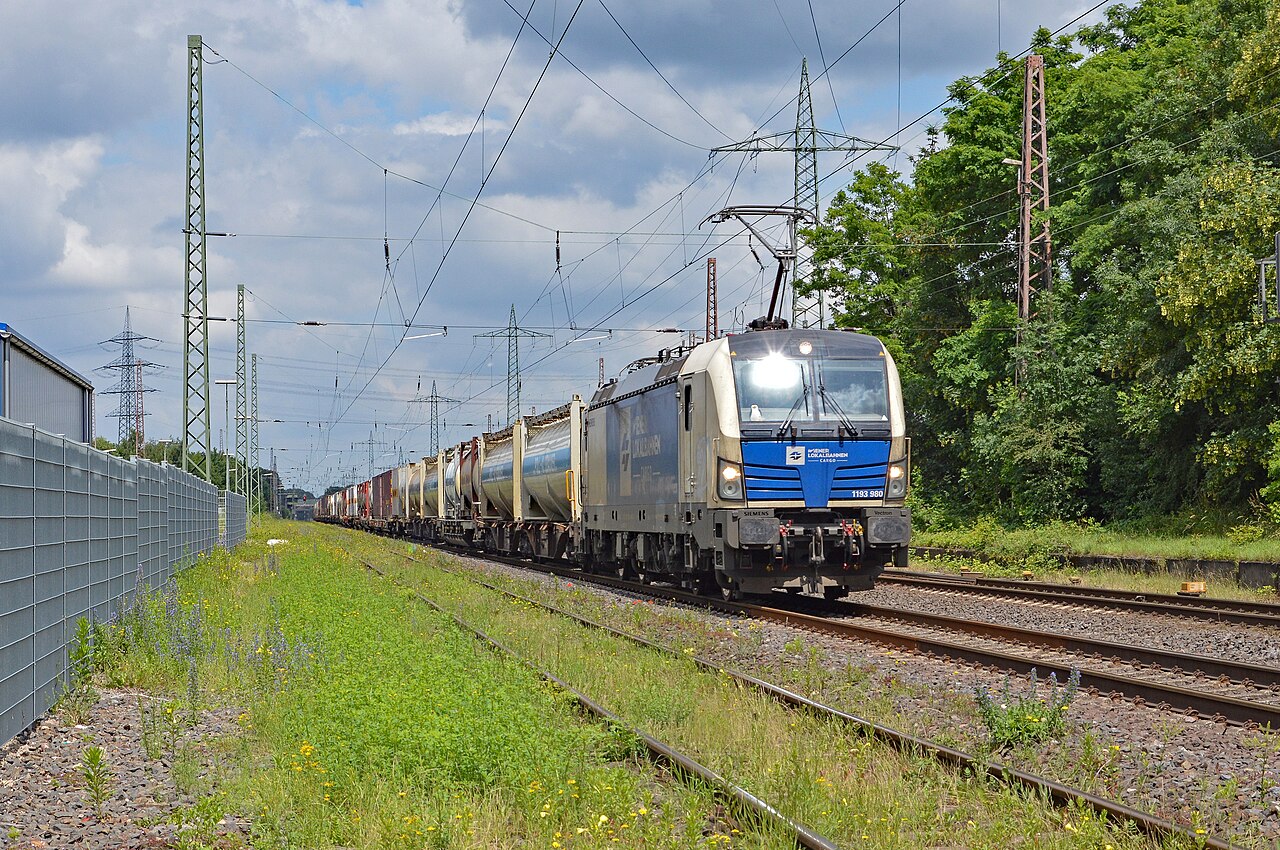 2016年德国Ratingen-Lintorf附近的集装箱货运列车