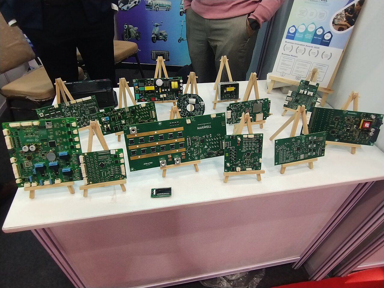 印度电动汽车产业展上的电子控制板展品