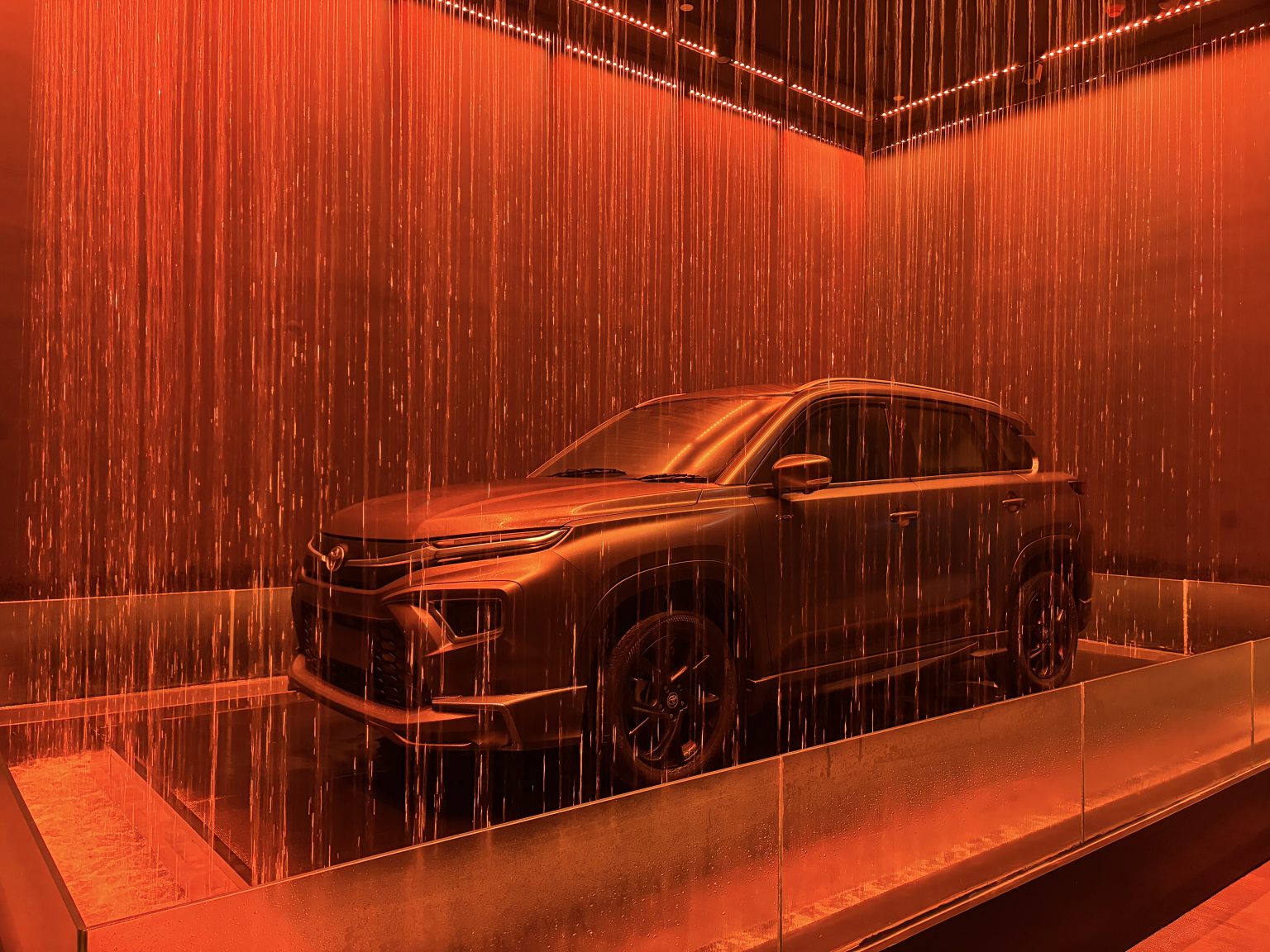 车展展台上展示的丰田SUV