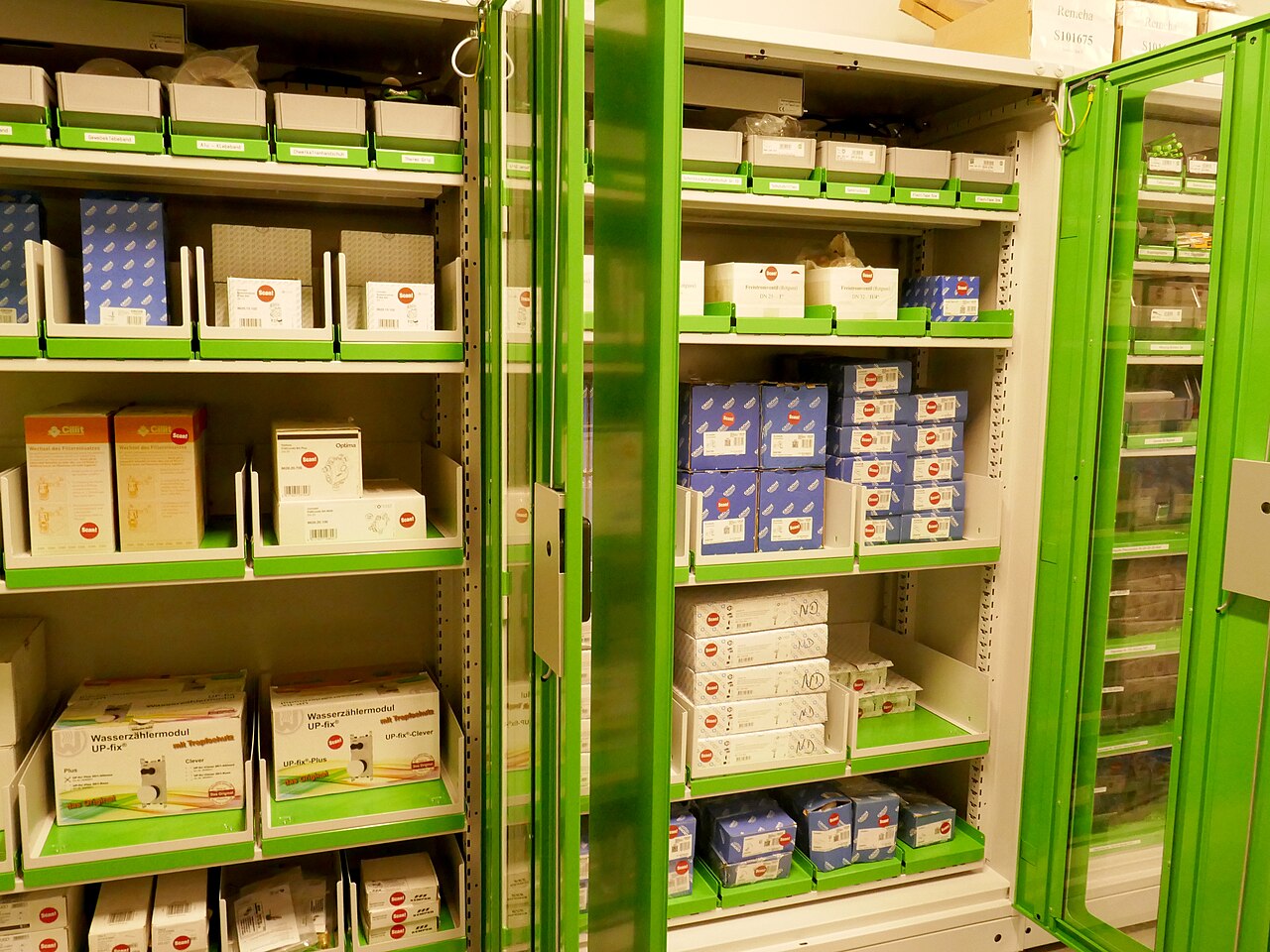 存放工业用品的智能库存管理柜内部