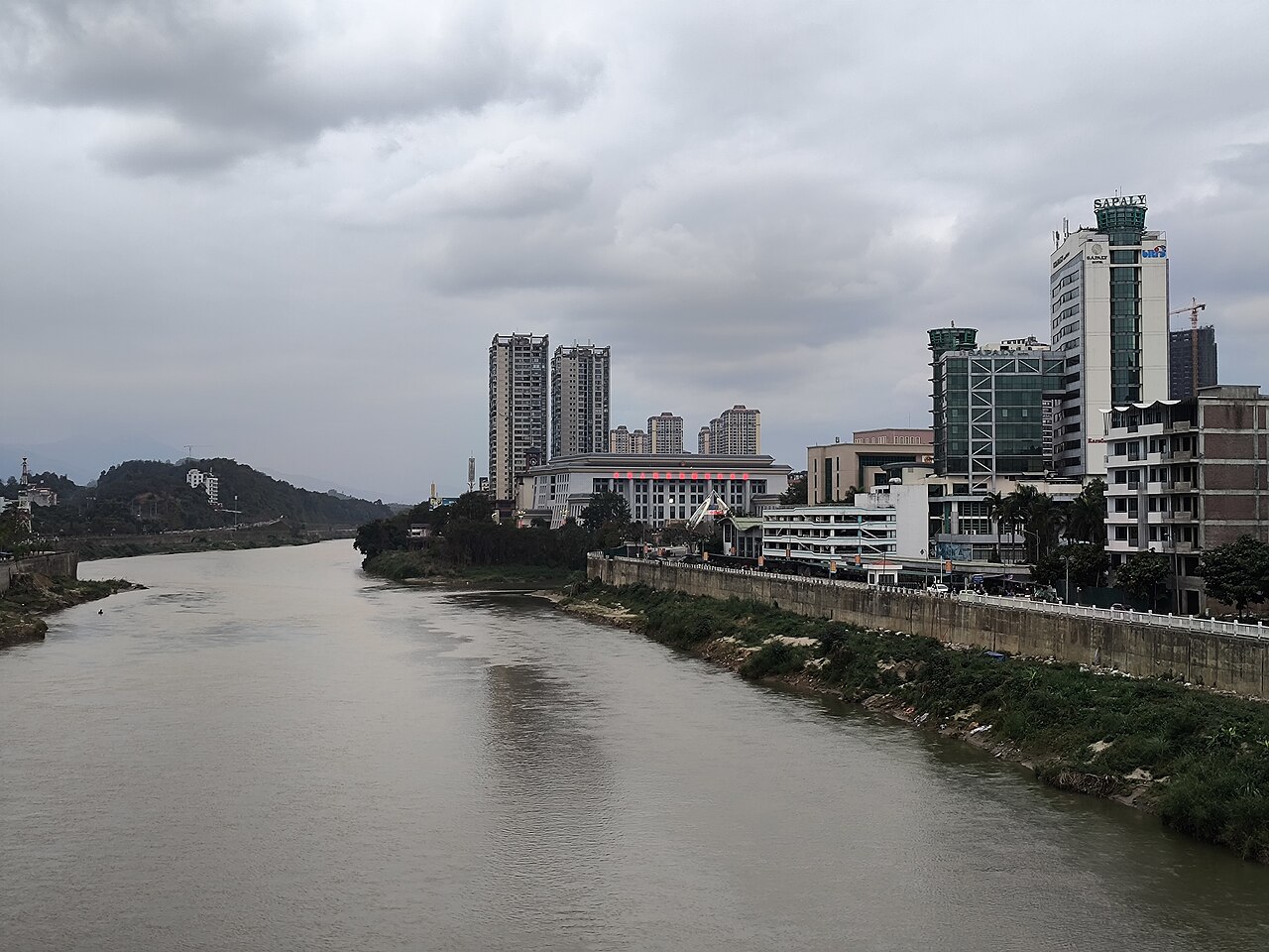 中越边境红河沿岸景观,并非广西口岸作业现场