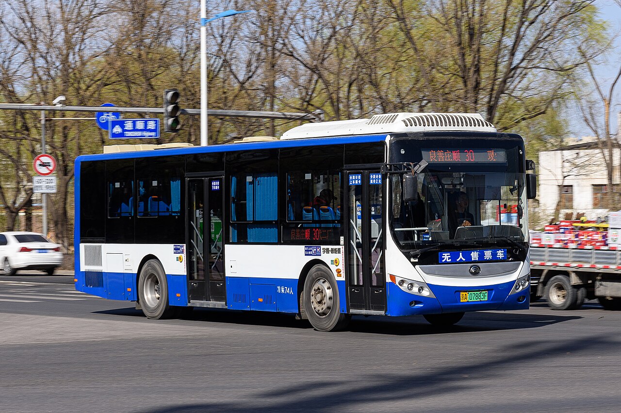 北京道路上运行的宇通新能源城市公交