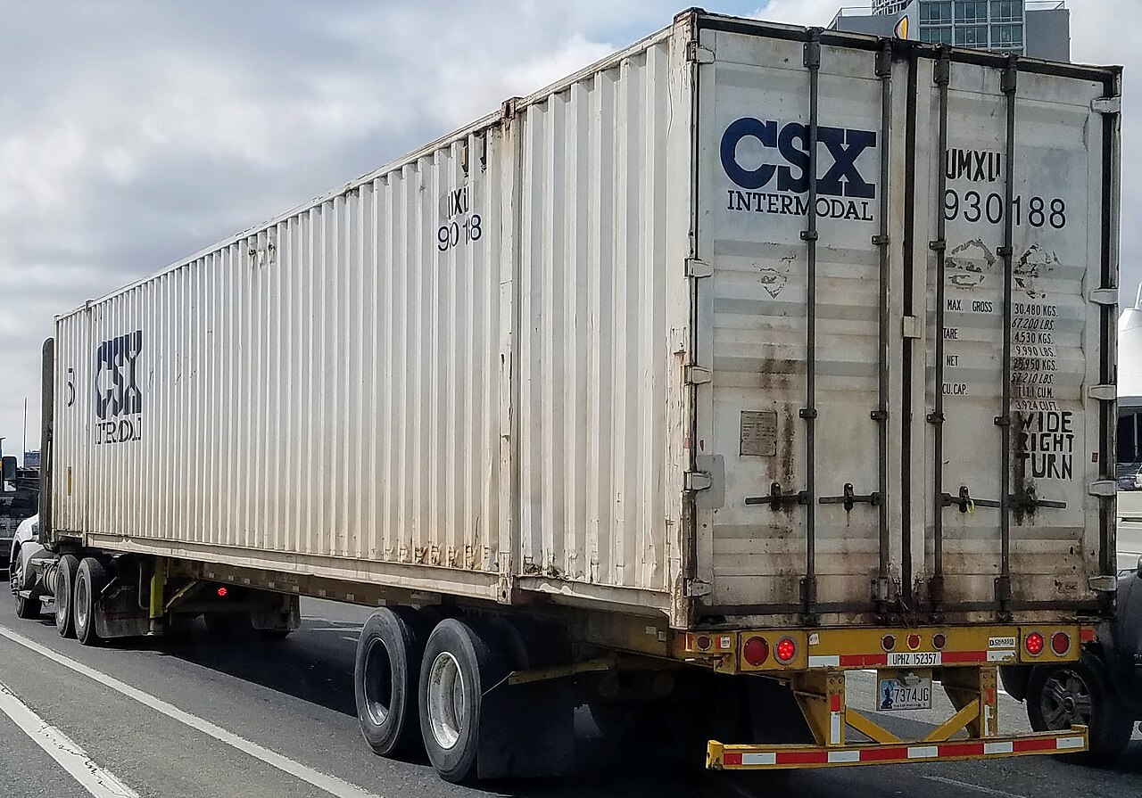 公路卡车运送CSX联运集装箱