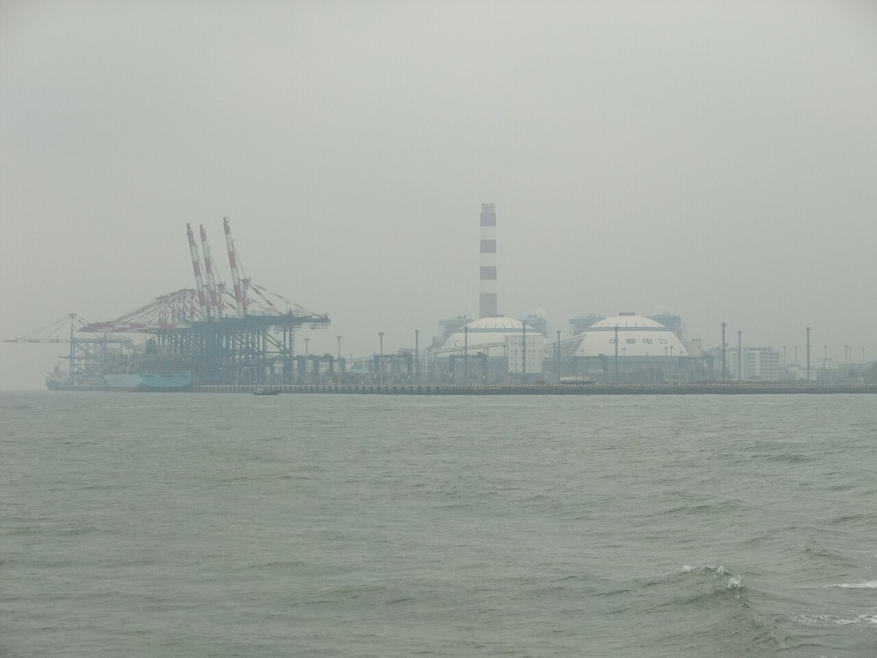 厦门海沧港区的码头起重机和工业设施