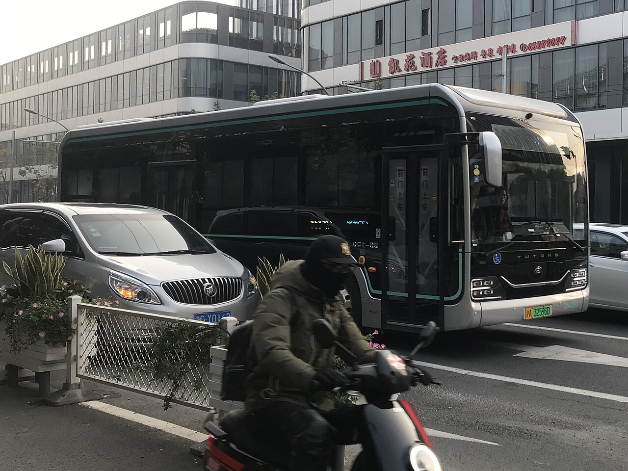 上海道路上运行的宇通电动公交