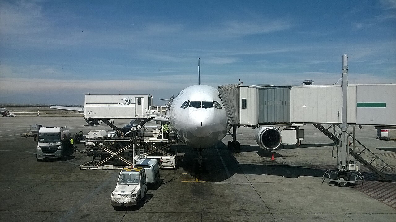 德黑兰机场伊朗航空客机与地面货物装载、配餐和加油保障车辆；仅作航空地面作业资料