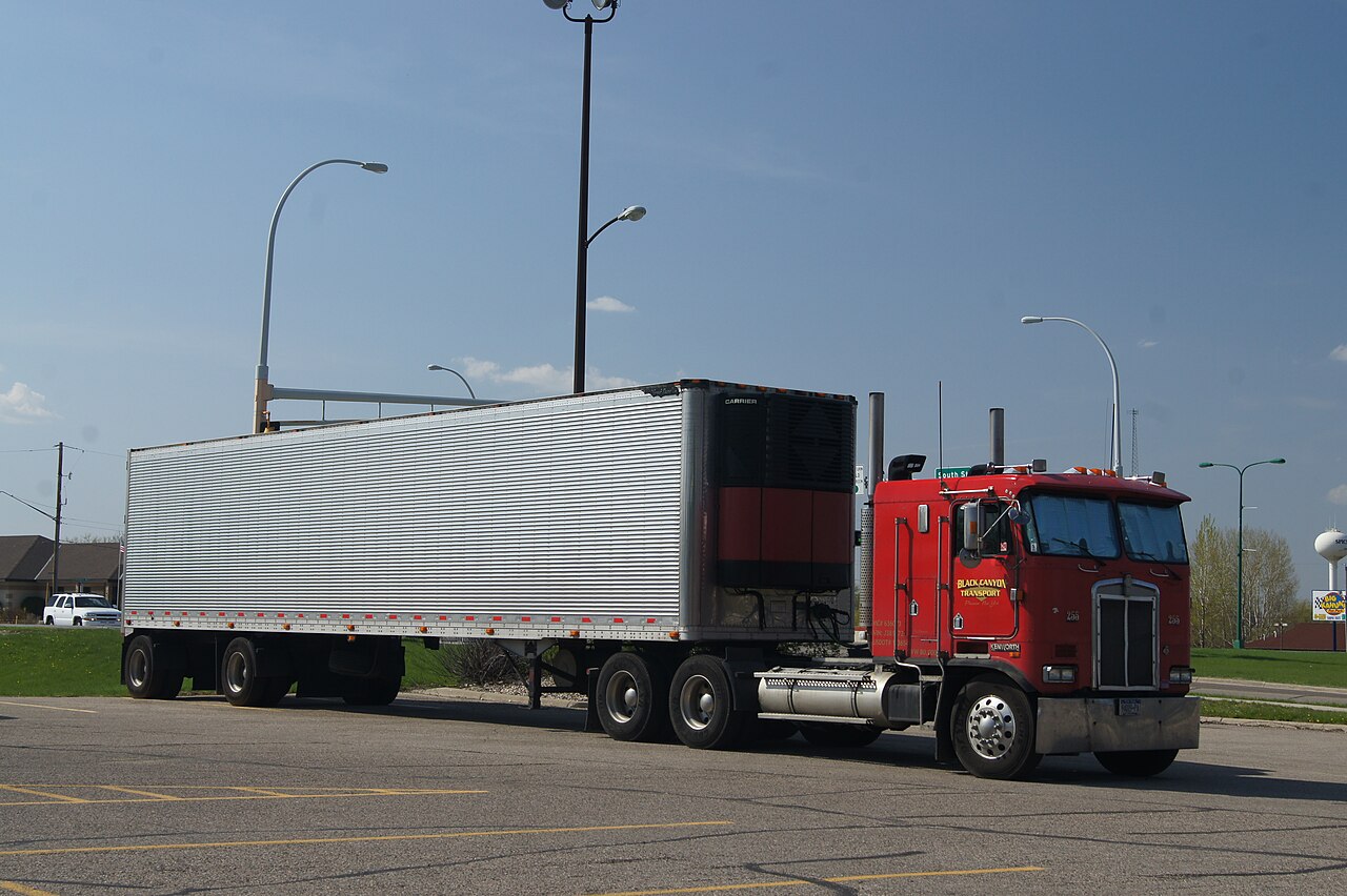 停放中的Kenworth厢式半挂货车