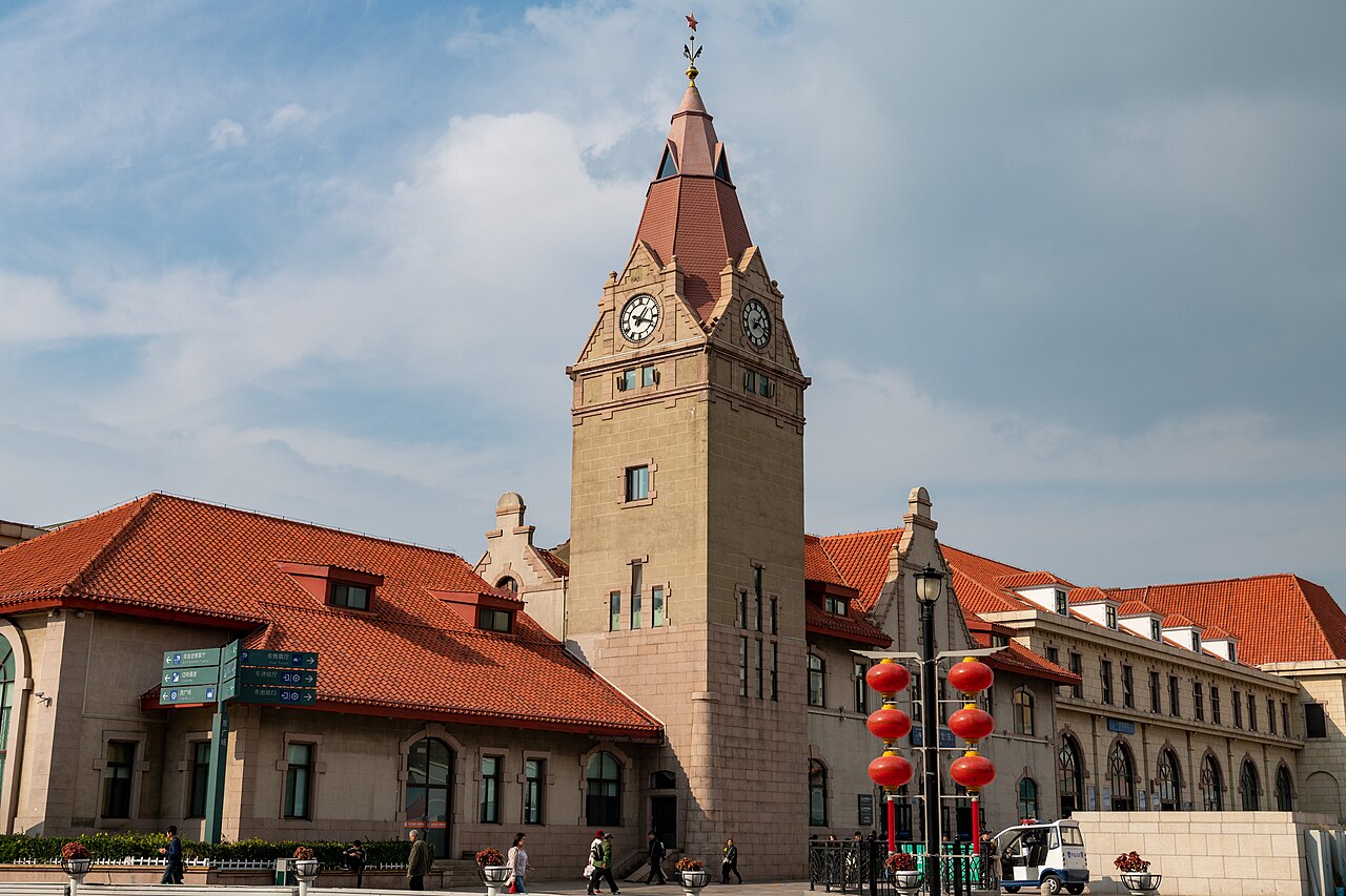 青岛火车站外景；仅作当地交通设施资料，不表示上合TIR场站