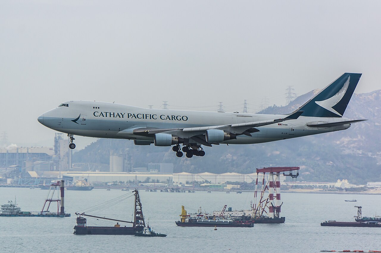 香港国际机场上空的国泰航空波音747货机