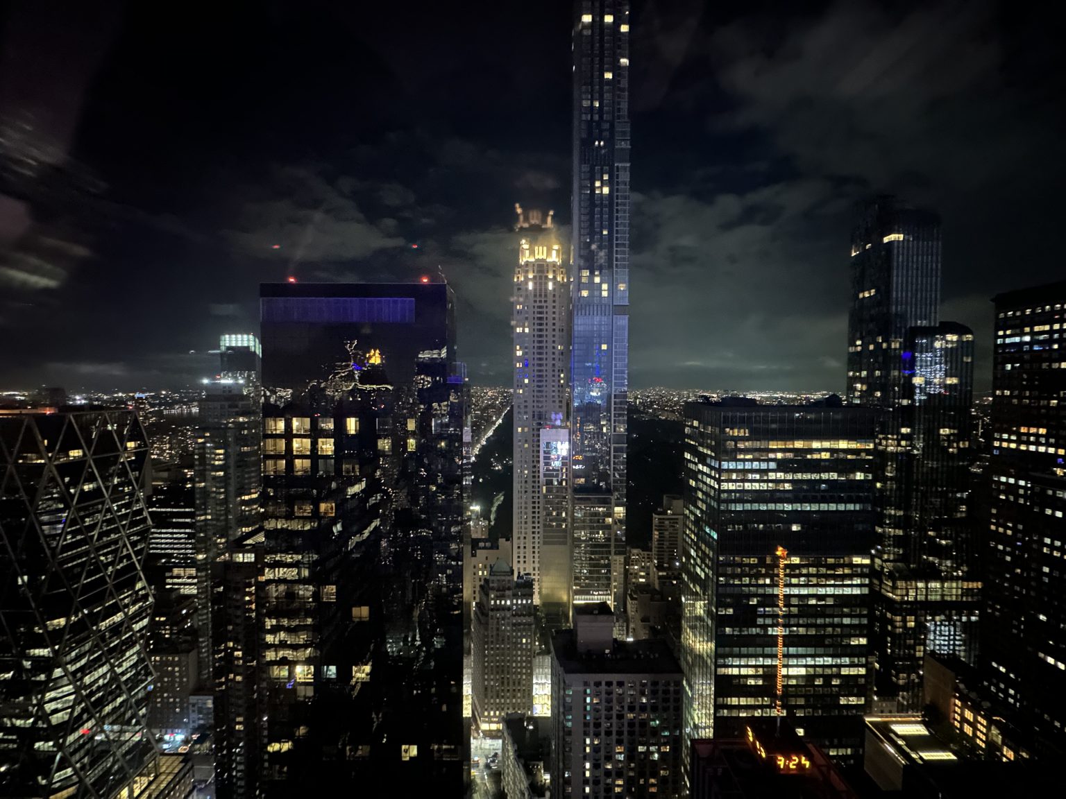 美国纽约曼哈顿办公建筑夜景;仅作国际金融与企业办公环境资料