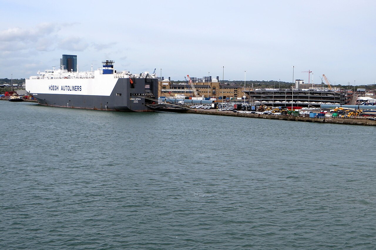 英国南安普敦港的汽车运输船和待装运车辆