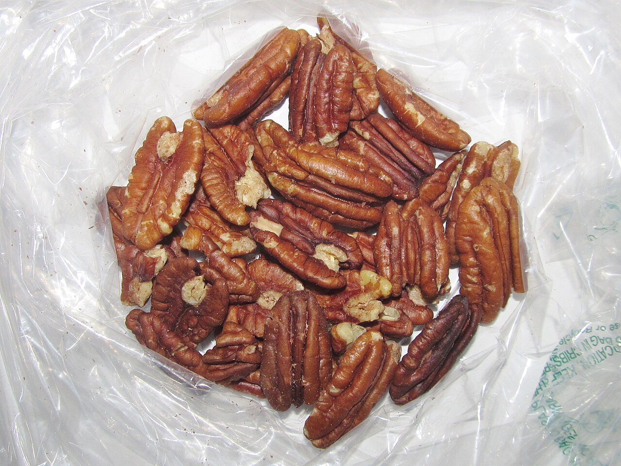 包装袋内的碧根果仁；产品形态仅作资料说明