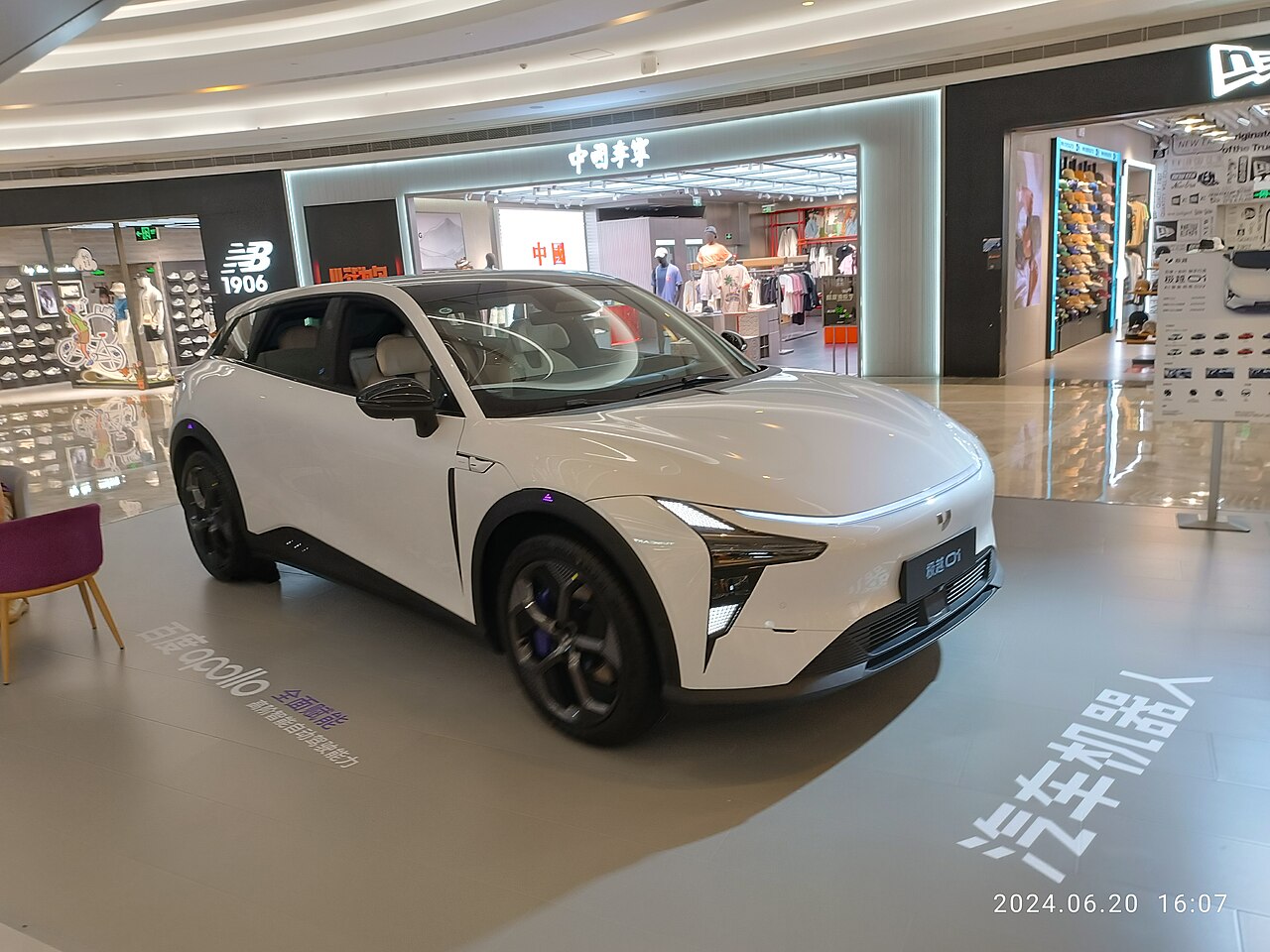 深圳商场内的汽车展示;用于说明销售展示场景,不表示海外定价行为