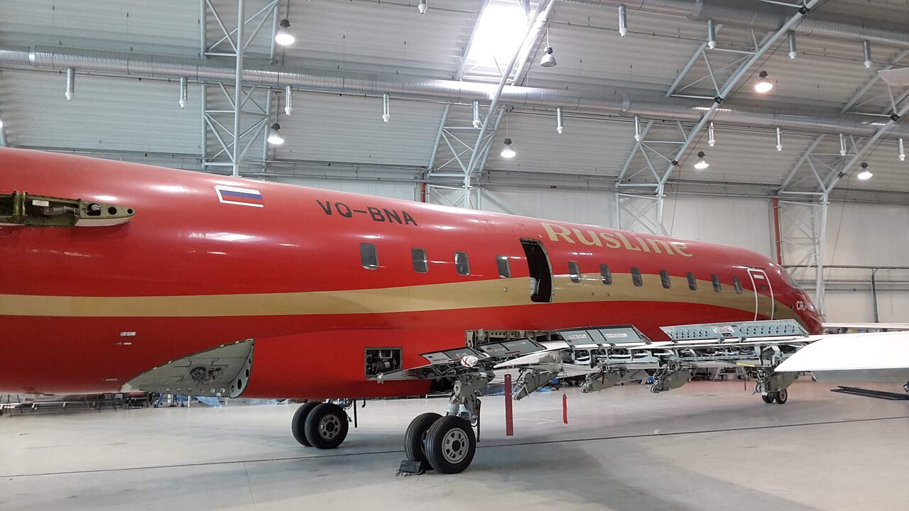 Rusline CRJ-200客机在维修机库内接受维护