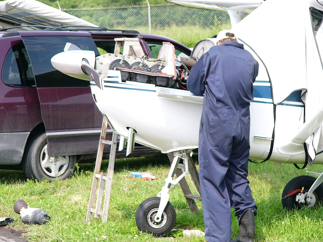 维修人员检查Cessna 172小型飞机