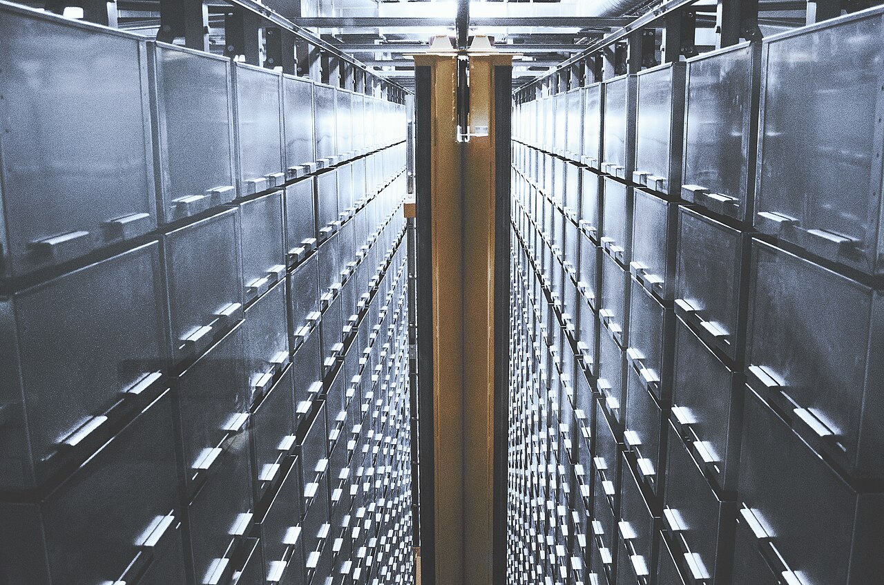 图书存储设施内的自动存取通道；仅说明自动存取原理对应的实际场景，不冒充电商仓库
