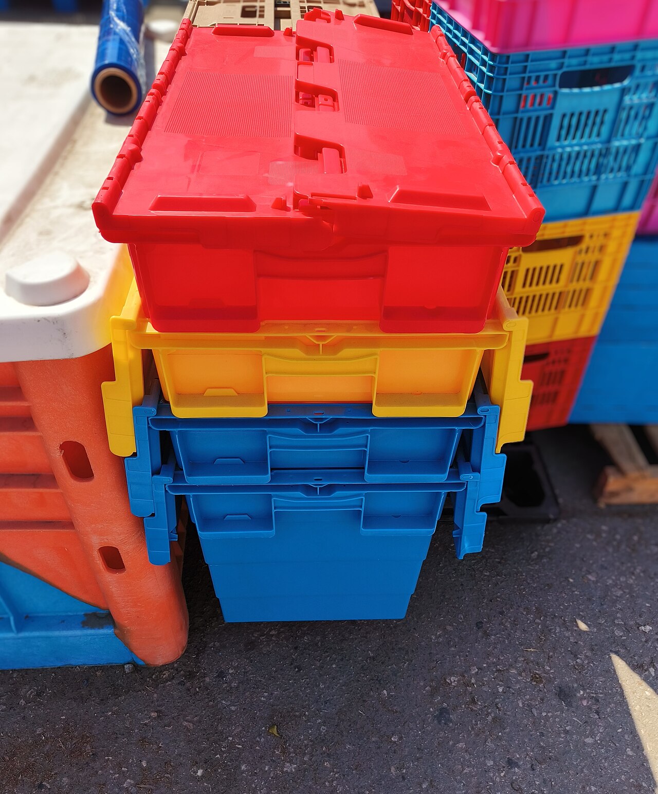 以色列工业塑料供应商处带连体盖的塑料周转箱