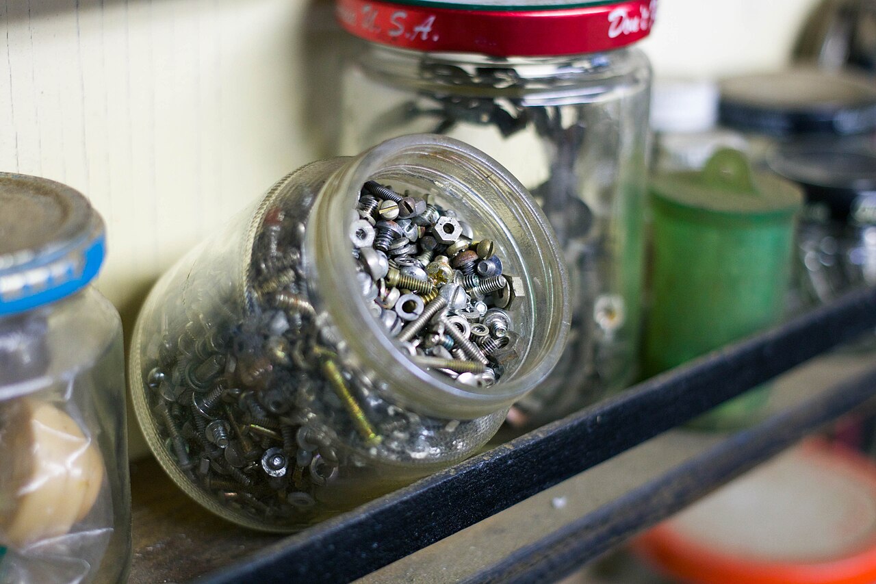 美国密苏里州芒特弗农店铺玻璃罐中陈列的小型金属紧固件