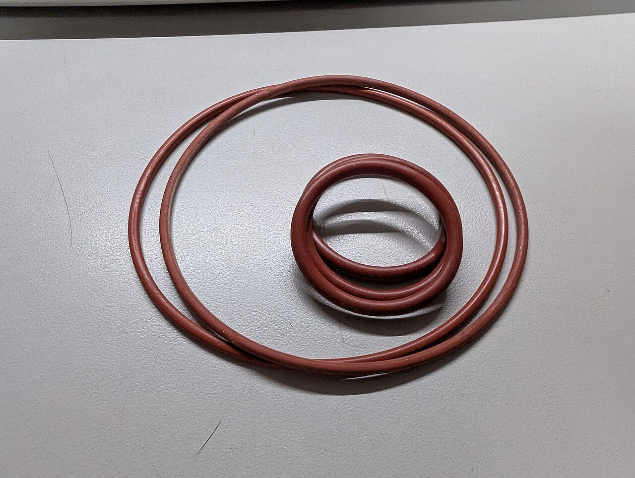 盘绕的棕红色硅橡胶密封材料