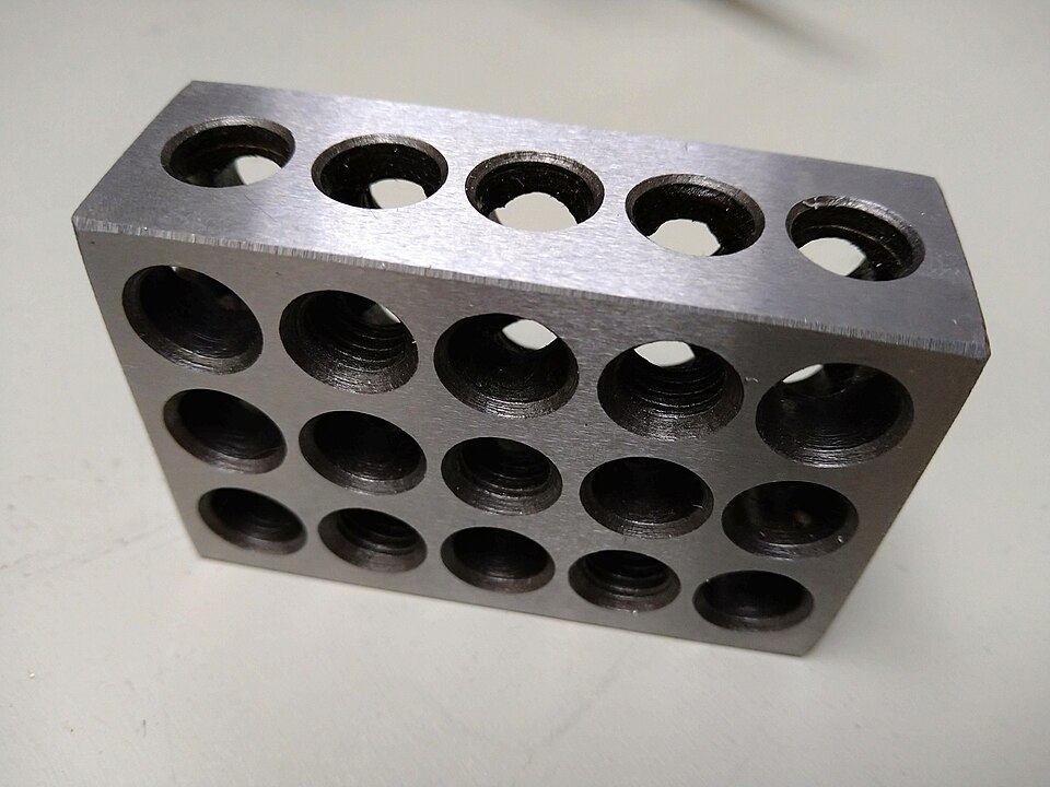 带多个加工孔的金属定位块实物