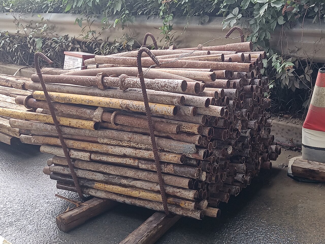 道路旁捆扎堆放的旧钢管