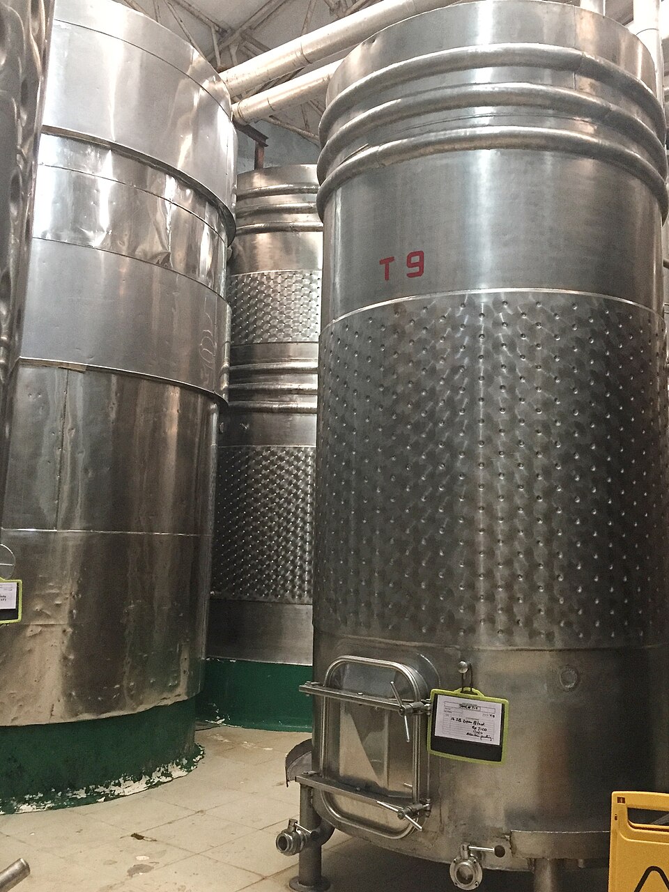 印度卡纳塔克邦酒庄使用的不锈钢发酵罐资料照片