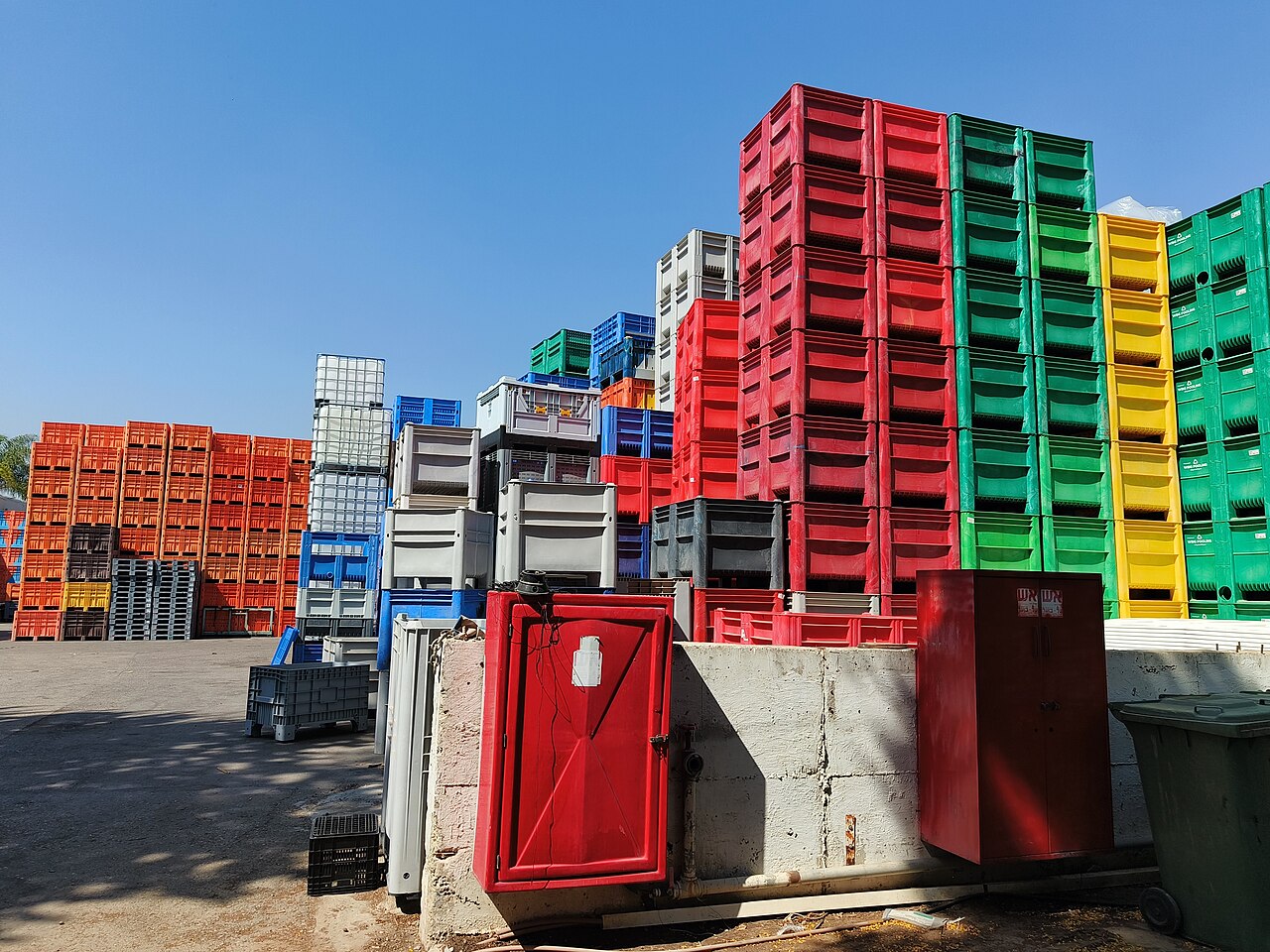 以色列工业塑料供应商处堆放的大型塑料周转容器