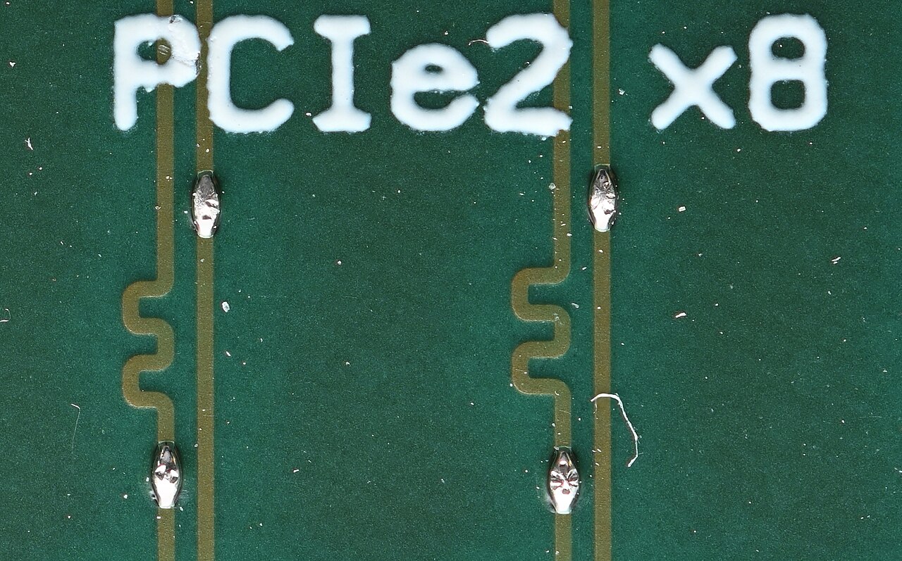 PCIe线路上微型测试探针的资料照片；不代表当前行业标准或测试结果