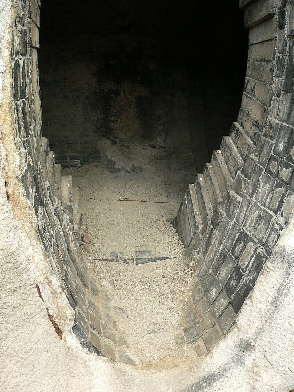 2006年美国宾夕法尼亚州Carrie Furnace遗址一辆废弃鱼雷罐车内部的耐火砖衬里，保留历史与遗址场景，不是当代在用设备