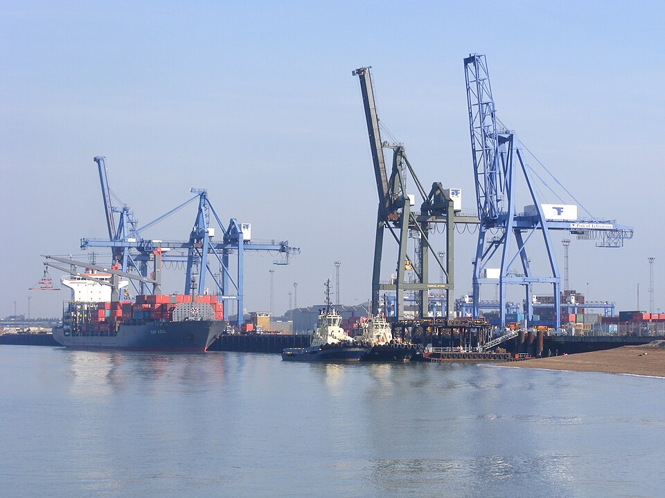 2008年从Landguard Point所见的英国费利克斯托集装箱港资料照片，保留拍摄年份，不是2026年清关现场