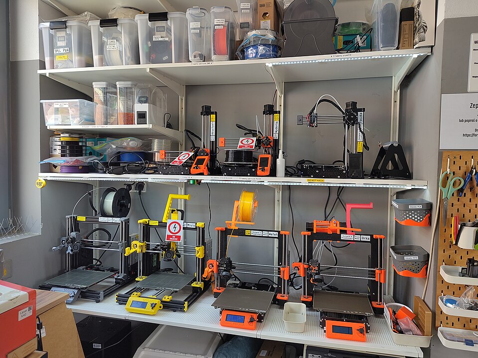 2026年波兰弗罗茨瓦夫Hackerspace内的多台3D打印机与丝材设备，保留原场景；不是Formnext展台或工业产能证明