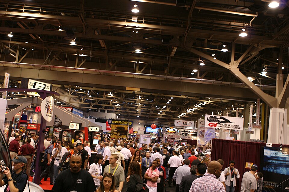 SEMA2005届拉斯维加斯会展中心馆内的历史照片，保留旧届年份，不代表2026年参展商、人数或展位安排