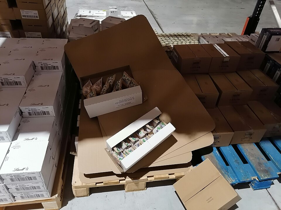 纸箱打包或物流分拣环节的资料照片，不证明本文所讨论订单的实际履约或尺寸计费